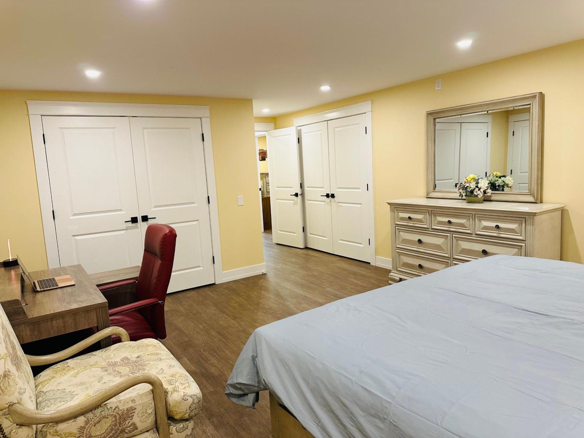 شقة Luxurious Basement Retreat تشارلوت تاون المظهر الخارجي الصورة